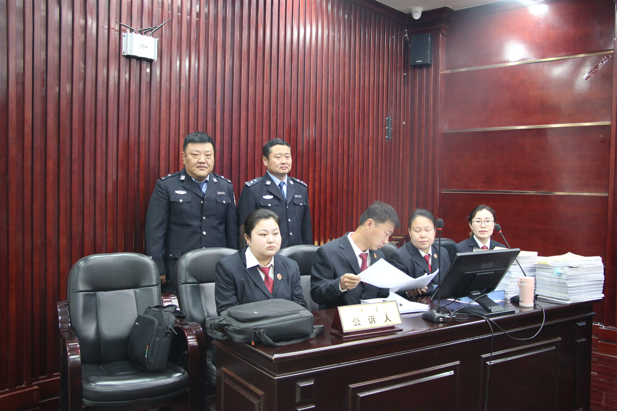 乌拉特中旗检察院法警执行涉恶案件公诉人出庭保护任务